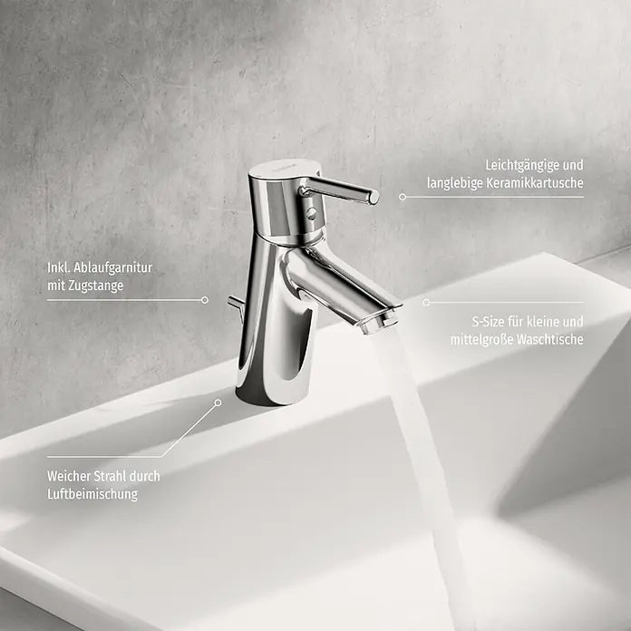 Hansa Vantis Waschtischarmatur S-Size - Chrom, Glänzend - Nahaufnahme eines glänzenden Wasserhahns auf einem Waschbecken mit Hinweisen zu Keramikkartusche, Strahl und Größe.