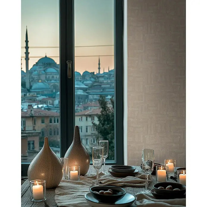 A.S. Création Metropolitan Stories Hot Spots Vliestapete Ethno - Beige-Creme-Grau, Grafisch, 10,05 x 0,53 m - Kerzenleuchter und dekorative Glaswaren auf einem Tisch mit Aussicht auf eine Stadtlandschaft bei Sonnenuntergang, für eine gemütliche Atmosphäre.
