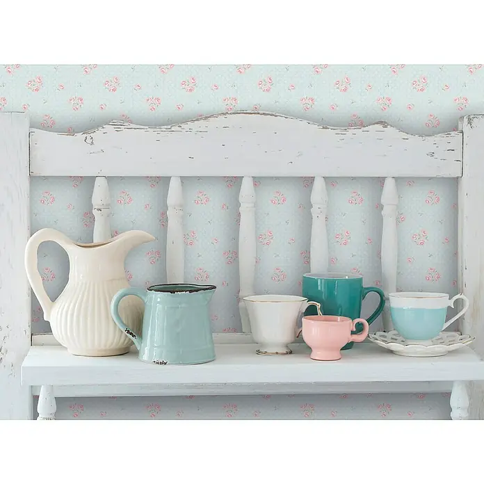 A.S. Création Maison Charme Vliestapete Blümchen - Blau-Rosa-Weiß, Floral, 10,05 x 0,53 m - Dekorative Teetassen- und Krugkollektion auf einem Regal vor einer floralen Tapete, die einen Vintage-Charme versprüht.