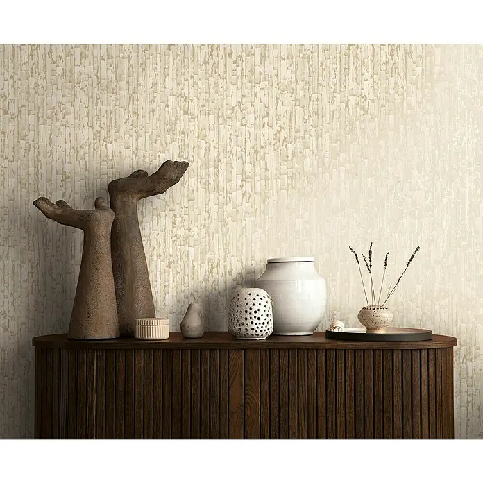 A.S. Création Metropolitan Stories Hot Spots Vliestapete Grafik - Creme-Beige-Grau, Grafisch, 10,05 x 0,53 m - Elegante Wohnraumdekoration mit einer Kommode aus dunklem Holz, Vasen und einer Skulptur vor einer gemusterten Tapete.