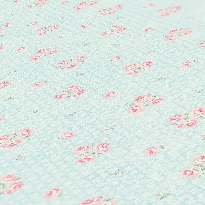 A.S. Création Maison Charme Vliestapete Blümchen - Blau-Rosa-Weiß, Floral, 10,05 x 0,53 m - Detailaufnahme eines romantischen Stoffes mit zarten Rosenmuster auf hellblauem Grund, ideal für Vintage- und Shabby-Chic-Dekorationen.