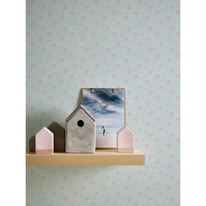 A.S. Création Maison Charme Vliestapete Blümchen - Blau-Rosa-Weiß, Floral, 10,05 x 0,53 m - Verspieltes Wandregal mit Deko-Elementen wie Häusern aus Beton und Holz, sowie einem Foto auf einem Clipboard für ein gemütliches Ambiente.