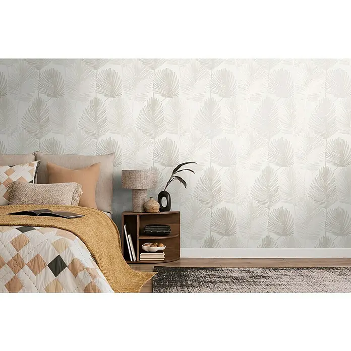 A.S. Création Metropolitan Stories Hot Spots Vliestapete Blätter - Weiß-Hellgrau, Floral, 10,05 x 0,53 m - Elegantes Schlafzimmer mit einer stilvollen Wandtapete mit Blattmuster in sanften Farben, die eine beruhigende Atmosphäre schafft.