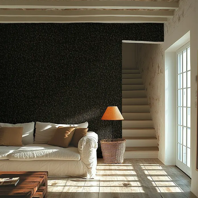 A.S. Création Metropolitan Stories Hot Spots Vliestapete Grafik - Schwarz-Gold-Metallic, Grafisch, 10,05 x 0,53 m - Gemütliches Wohnzimmer mit Sofa, Lampe und Holzboden. Die Wandgestaltung mit dunkler Tapete sorgt für eine angenehme Atmosphäre.