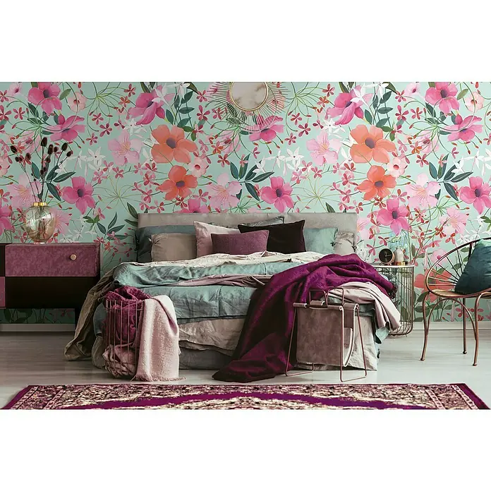 A.S. Création The Wall 2 Fototapete Blumen I - B x H: 159 x 280 cm, Vlies - Schlafzimmer mit blumiger Tapete, Nachttisch, Bett mit Kissen und Decken sowie einem Teppich.