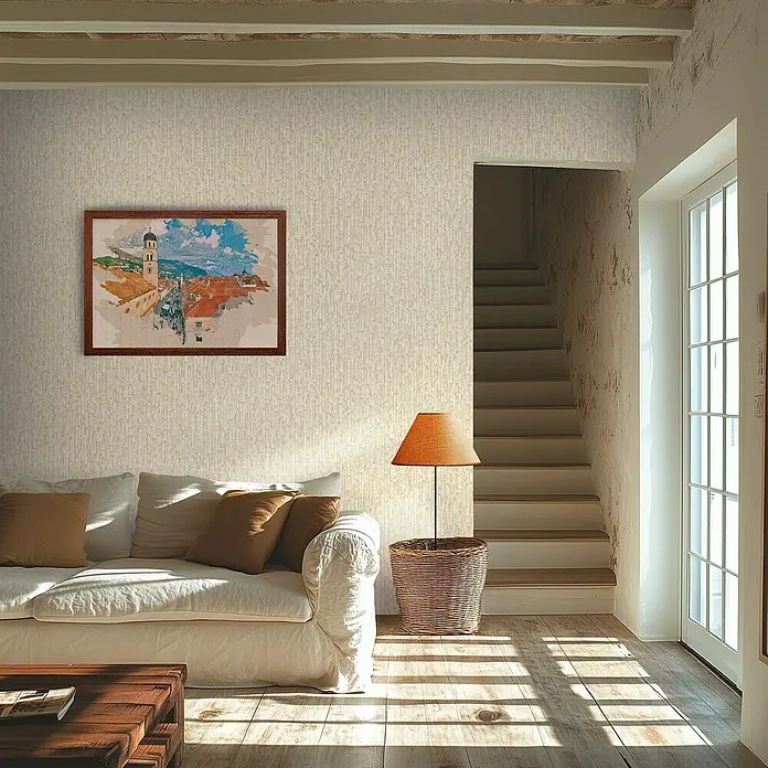 A.S. Création Metropolitan Stories Hot Spots Vliestapete Grafik - Creme-Beige-Grau, Grafisch, 10,05 x 0,53 m - Gemütliches Wohnzimmer mit einem cremefarbenen Sofa, einer Lampe und einem gerahmten Bild an der Wand.
