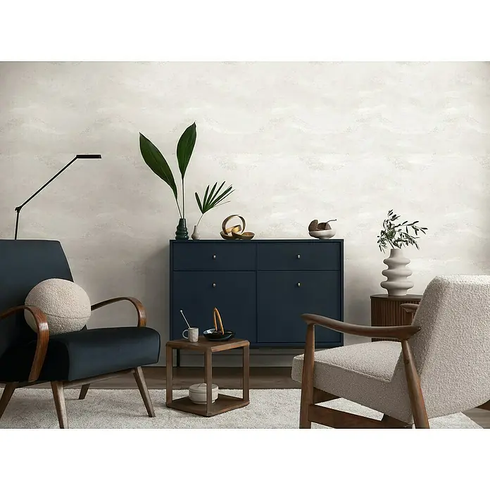A.S. Création Metropolitan Stories Hot Spots Vliestapete Wellengrafik - Weiß-Grau-Metallic, Wellen, 10,05 x 0,53 m - Elegantes Interieur mit einem marineblauen Sideboard, zwei Sesseln und einem kleinen Tisch. Das stilvolle Design wird durch eine Stehlampe ergänzt.