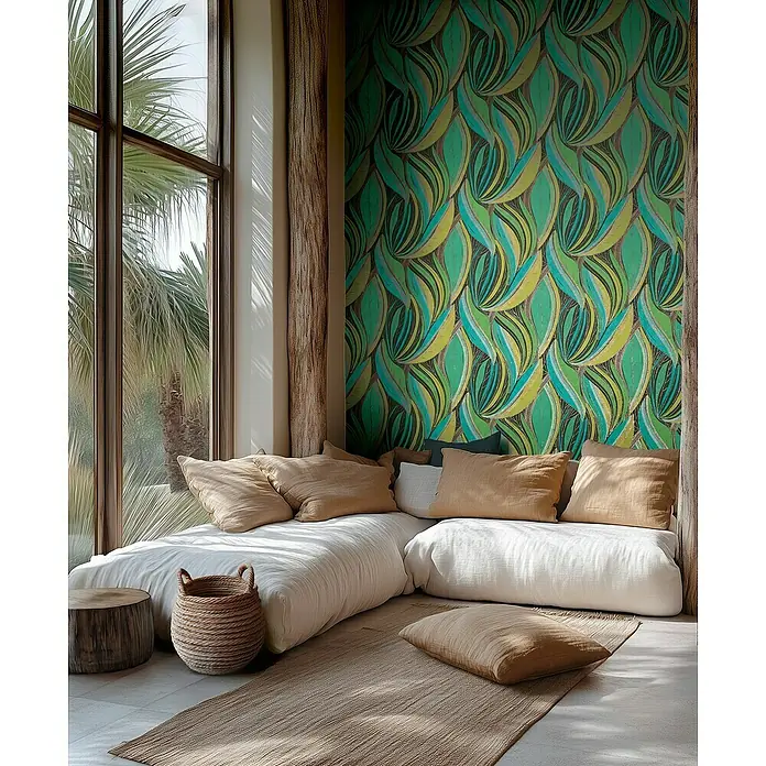 A.S. Création Metropolitan Stories Hot Spots Vliestapete Floral - Bunt-Gelb-Türkis, Floral, 10,05 x 0,53 m - Ein gemütlicher Loungebereich mit beigen Kissen und einem auffälligen, grün gemusterten Wandpaneel, das eine entspannte Atmosphäre schafft.