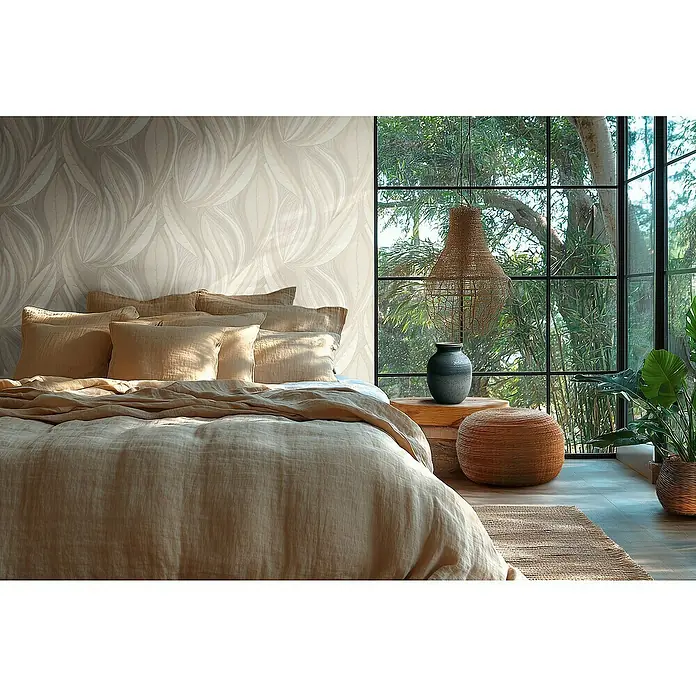 A.S. Création Metropolitan Stories Hot Spots Vliestapete Floral - Creme-Beige-Hellgrau, Floral, 10,05 x 0,53 m - Einladendes Schlafzimmer mit Leinenbettwäsche und dekorativer Lampe vor dem Fenster, die eine gemütliche Atmosphäre schaffen.