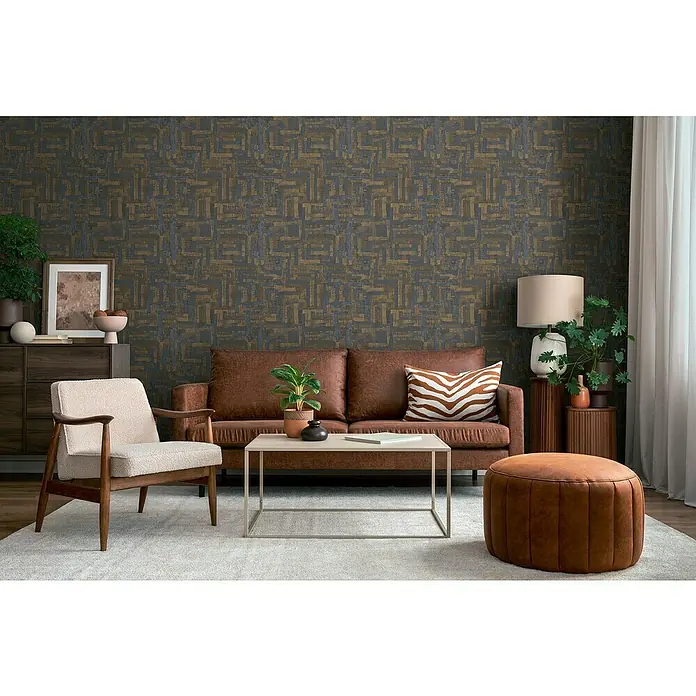 A.S. Création Metropolitan Stories Hot Spots Vliestapete Ethno - Braun-Dunkelblau, Grafisch, 10,05 x 0,53 m - Wohnzimmer-Szene mit einem bequemen braunen Sofa, einem beigen Sessel und einem eleganten Couchtisch, die eine gemütliche Atmosphäre schaffen.