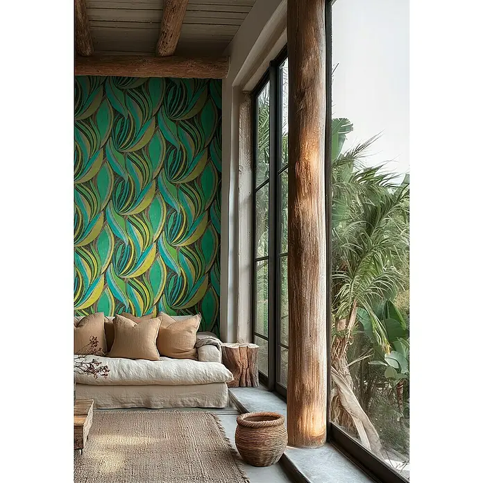 A.S. Création Metropolitan Stories Hot Spots Vliestapete Floral - Bunt-Gelb-Türkis, Floral, 10,05 x 0,53 m - Zimmer mit Sofa, dekorativer Tapete, Fenster mit Blick ins Grüne und einem geflochtenen Korb, der den Raum natürlich und gemütlich wirken lässt.