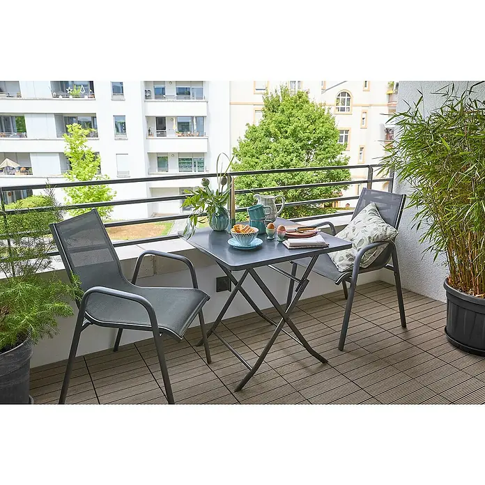 Sunfun Gastro Gartensessel - Stahl, Textilen, Stapelbar, Night-Grey, B x T x H: 57,5 x 68,5 x 88 cm - Balkonmöbel-Set mit Klapptisch, zwei Stühlen mit Kissen und Pflanzen in Töpfen. Ideal für entspannte Stunden im Freien.