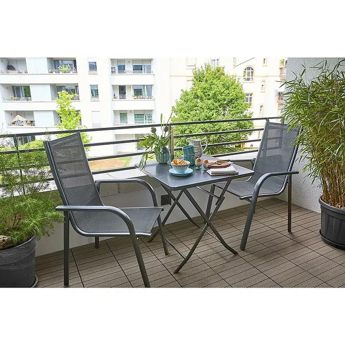 Sunfun Maja Balkonmöbel-Set - 3 -tlg., Aluminium, Stahl, Textil, Anthrazit - Balkon mit Tisch und Stühlen. Frühstücksgeschirr auf dem Tisch, Pflanzen im Topf. Einladender Außenbereich.