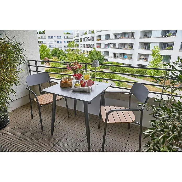 Sunfun Balkonmöbel-Set Solo/Gastro - 3 -tlg., Aluminium, Stahl, Sintered Stone, Polywood, Night-Grey, Gartenstuhl stapelbar - Einladender Balkon mit Tisch und Stühlen, dekoriert mit Speisen und Getränken, ideal zum Entspannen im Freien mit Blick ins Grüne.