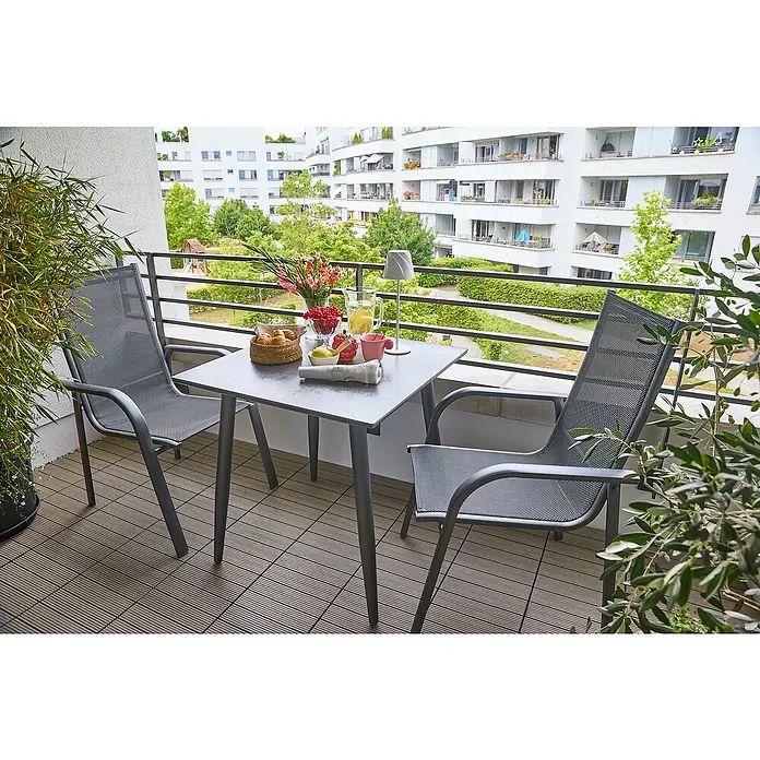 Sunfun Balkonmöbel-Set Solo/Maja I - 3 -tlg., Aluminium, Sintered Stone, Textilen, Night-Grey, Gartenstuhl stapelbar - Balkonszene mit grauem Gartentisch und zwei Stühlen, dekoriert mit Blumen, Getränken und Gebäck für eine entspannte Atmosphäre im Freien.