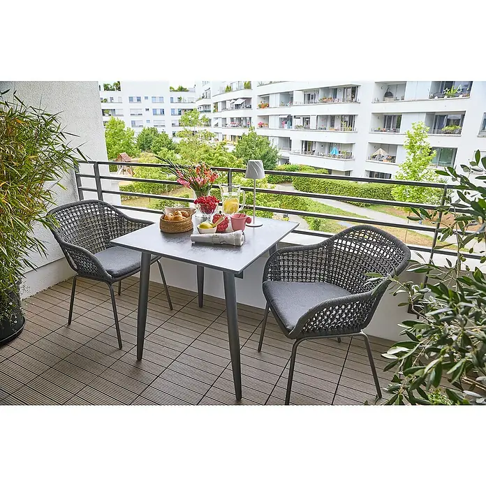 Sunfun Balkonmöbel-Set Solo/Sarah Rope - 3 -tlg., Aluminium, Sintered Stone, Stahl, Olefin, Night-Grey - Balkon mit modernem grauem Gartentisch-Set, inklusive zwei Korbstühlen mit grauen Kissen und einem Tisch mit Dekorationen für eine entspannte Atmosphäre.