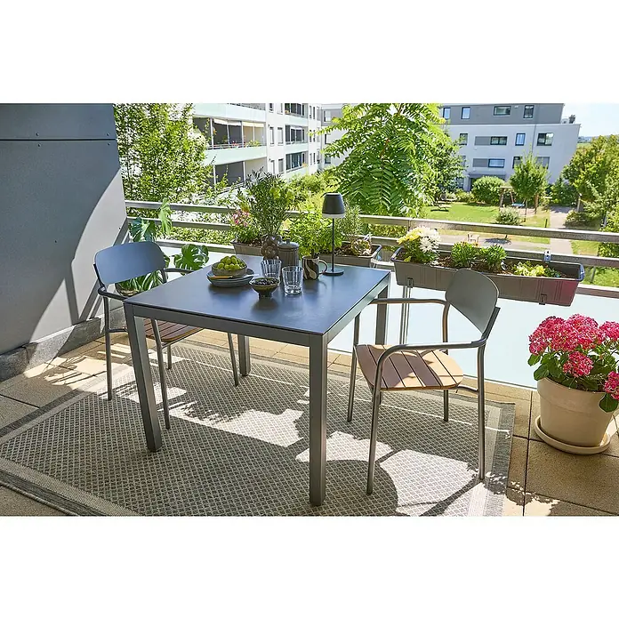 Sunfun Balkonmöbel-Set Maja/Gastro - 3 -tlg., Aluminium, Sintered Stone, Polywood, Grau/Braun, Gartenstuhl stapelbar - Das Bild zeigt einen stilvollen Gartentisch mit Stühlen auf einem Balkon, dekoriert mit Pflanzen und Geschirr, ideal für den Außenbereich.