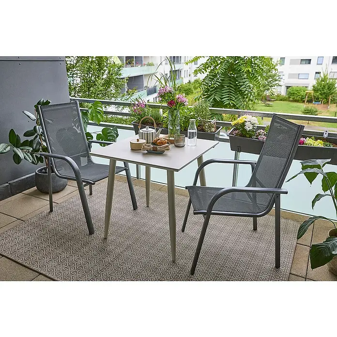 Sunfun Balkonmöbel-Set Solo/Maja I - 3 -tlg., Aluminium, Sintered Stone, Textilen, Anthrazit/Light-Greige, Gartenstuhl stapelbar - Balkonansicht mit quadratischem Gartentisch und zwei Stühlen, beides aus leichtem Metall, dazu Pflanzen und Dekorationen.