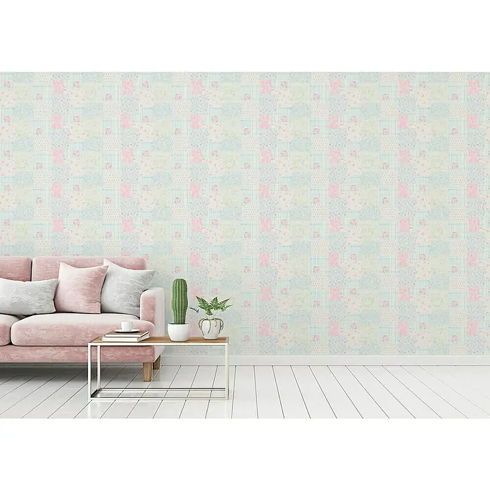 A.S. Création Maison Charme Vliestapete Blümchen-Collage - Blau-Rosa-Weiß, Floral, 10,05 x 0,53 m - Ein stilvolles Wohnzimmer mit einem modernen rosa Sofa, einem Beistelltisch und dekorativen Zimmerpflanzen vor einer gemusterten Wand.