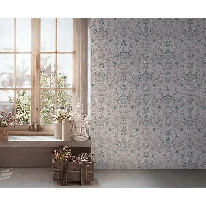 A.S. Création Maison Charme Vliestapete Blumen - Rosa-Grau-Weiß, Floral, 10,05 x 0,53 m - Ein gemütlicher Raum mit einer floralen Tapete, einem rustikalen Fenster und dekorativen Elementen wie Blumen und einem Vogelkäfig.