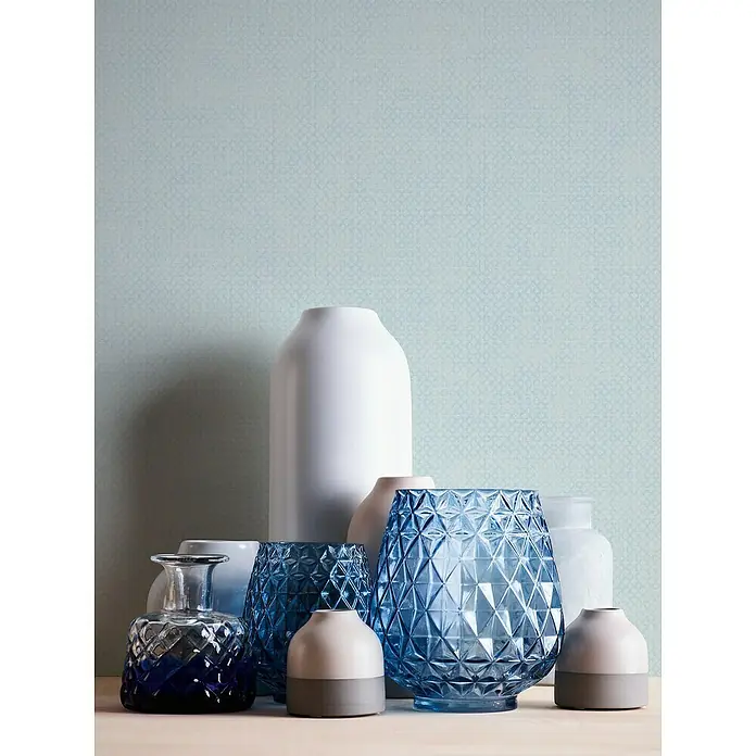 A.S. Création Maison Charme Vliestapete Kleinmuster - Blau-Weiß, Uni, 10,05 x 0,53 m - Vielfalt an Dekorationsvasen: Eine Sammlung aus blauen Glasvasen, schlichten weißen Vasen und neutralen Farbtönen, die ein modernes Ambiente schaffen.