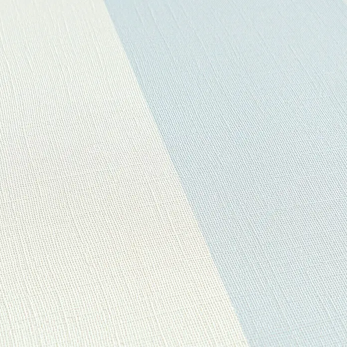 A.S. Création Maison Charme Vliestapete Blockstreifen - Blau-Weiß, Streifen, 10,05 x 0,53 m - Nahaufnahme einer strukturierten Tapete mit hellen, senkrechten Streifen in Weiß und Hellblau, die eine elegante und schlichte Optik erzeugt.