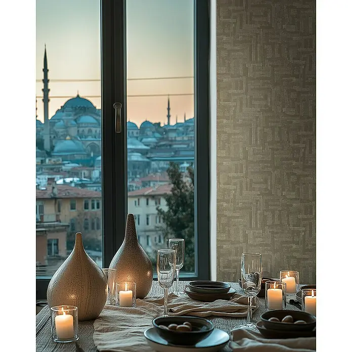 A.S. Création Metropolitan Stories Hot Spots Vliestapete Ethno - Braun-Hellbraun, Grafisch, 10,05 x 0,53 m - Stillleben mit Kerzen, Vasen, Gläsern und Tellern auf einem gedeckten Tisch vor einem Fenster mit Blick auf eine Stadt bei Sonnenuntergang.