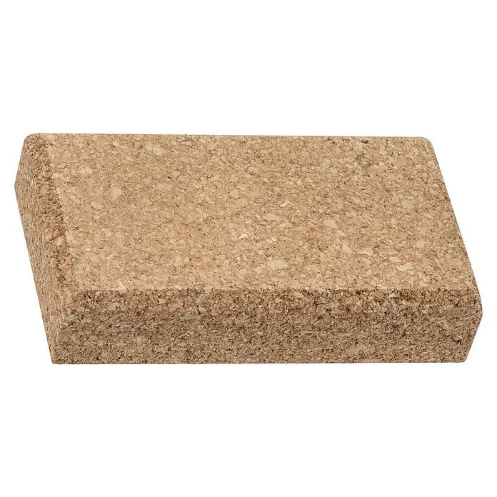 Heka Handschleifer - Kork - Nahaufnahme eines Isolierkorkblocks mit einer strukturierten Oberfläche, ideal für Wärme- und Schalldämmung im Bauwesen.