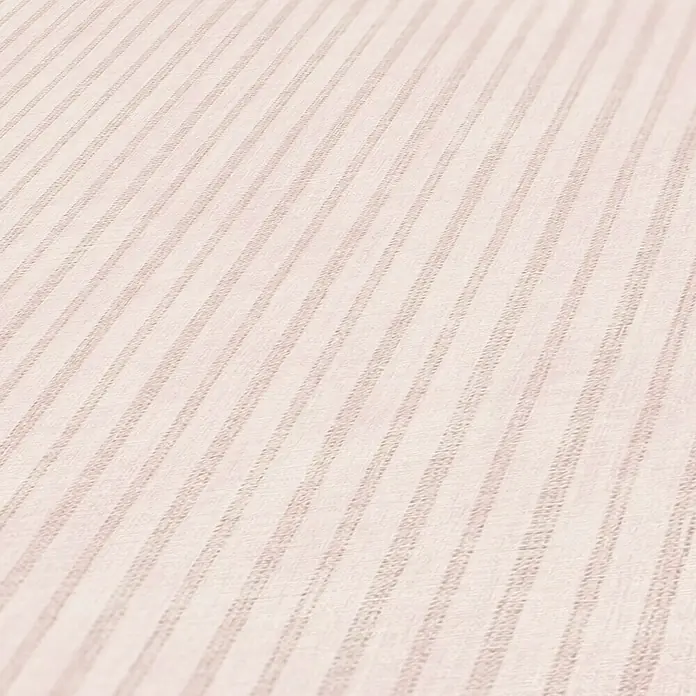 A.S. Création Maison Charme Vliestapete - Rosa-Creme, Streifen, 10,05 x 0,53 m - Nahaufnahme der beigen Tapete mit zarten, vertikalen Streifen, die eine subtile Textur und ein elegantes Design zeigt.