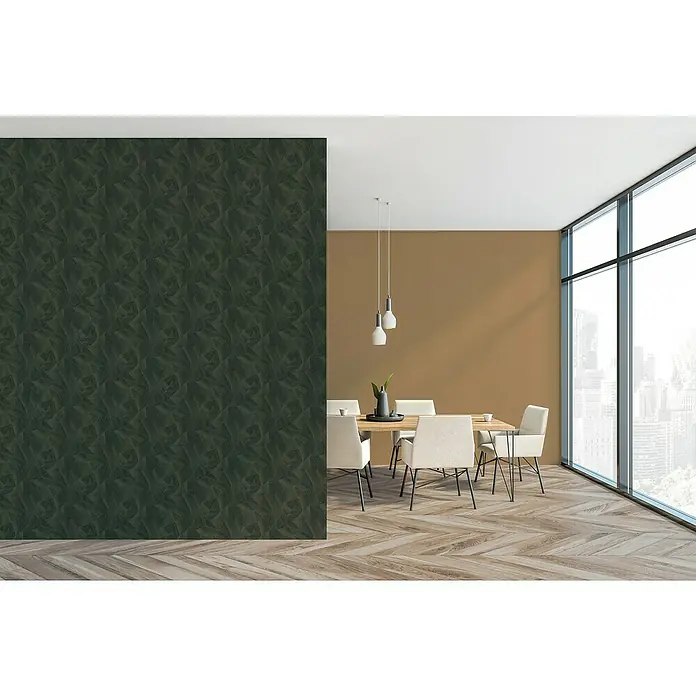 A.S. Création Daniel Hechter 7 Vliestapete Grafische Dreiecke - Anthrazit-Grün-Bronze, Grafisch, 10,05 x 0,53 m - Elegantes Esszimmer mit dunkelgrüner Akzentwand und stilvollem Esstisch mit weißen Stühlen. Der Raum wird durch große Fenster hell erleuchtet.