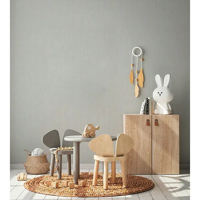 A.S. Création Maison Charme Vliestapete - Blau-Creme-Türkis, Streifen, 10,05 x 0,53 m - Kinderzimmer mit Kindermöbeln wie Tisch und Stühlen in Elefantenform sowie einem Holzkabinett mit Dekorationen für ein gemütliches Ambiente.