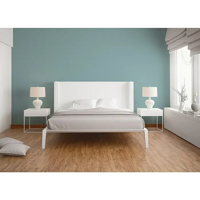 A.S. Création Maison Charme Vliestapete Punkte - Blau-Weiß, Grafisch, 10,05 x 0,53 m - Elegantes Schlafzimmer mit einem minimalistischen weißen Bett, Nachttischen und dezenten Lampen für eine ruhige Atmosphäre.