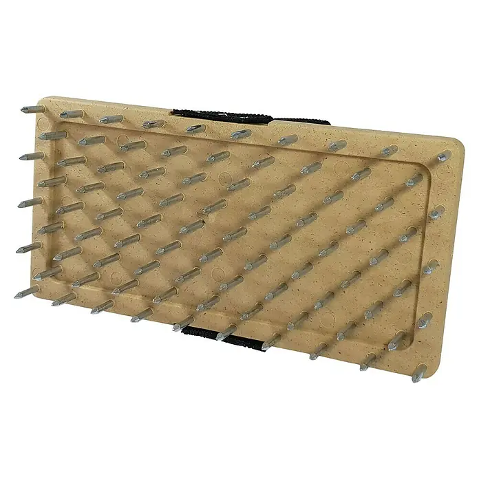 Heka Edelputzkratzer - 180 x 90 mm - Eine Nahaufnahme eines Werkzeugs mit einer Anordnung von Metallstiften, die aus einer rechteckigen Holzbasis herausragen.