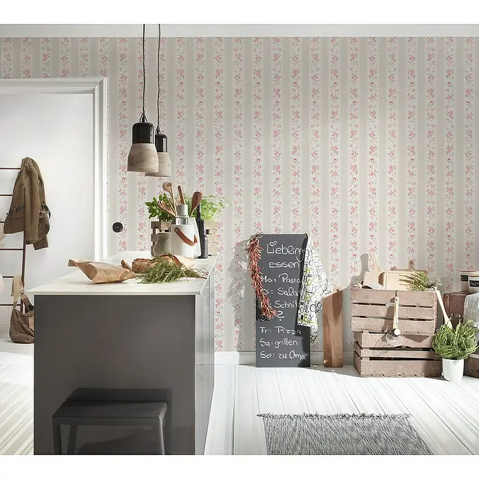 A.S. Création Maison Charme Vliestapete Vertikale Blümchen - Grau-Rot-Weiß, Floral, 10,05 x 0,53 m - Küchenszene mit Kreidetafel, Kücheninsel, Pendelleuchten und floraler Tapete in einem gemütlichen, skandinavisch inspirierten Küchendesign.