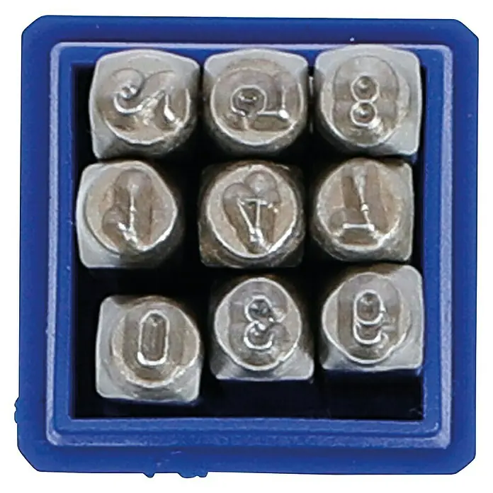 Heka Schlagstempelsatz - 9 -tlg. - Nahaufnahme einer blauen Box mit silbernen Zahlenstempeln von 0 bis 9, die präzise und langlebige Markierungen ermöglichen.