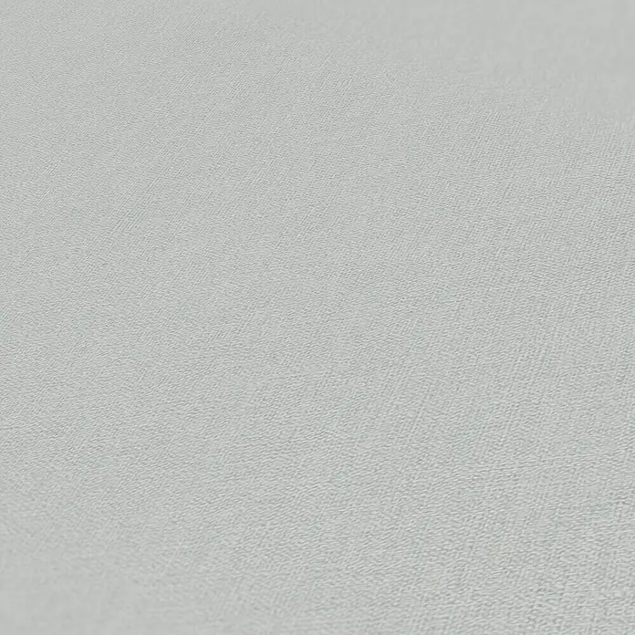 A.S. Création Maison Charme Vliestapete - Mittelgrau, Uni, 10,05 x 0,53 m - Nahaufnahme eines hellgrauen, strukturierten Vinyl-Tapetenmusters, das eine subtile Eleganz und eine moderne Ästhetik für die Wandgestaltung bietet.