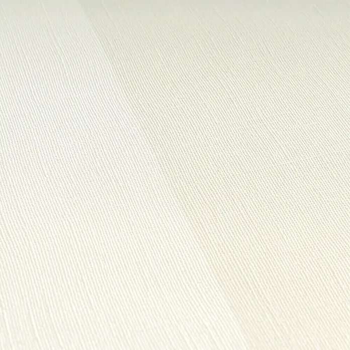 A.S. Création Maison Charme Vliestapete Blockstreifen - Beige-Weiß, Streifen, 10,05 x 0,53 m - Nahaufnahme einer hellbeigen Tapete mit feiner Gewebestruktur. Ideal für eine dezente Wandgestaltung und ruhige Atmosphäre im Raum.