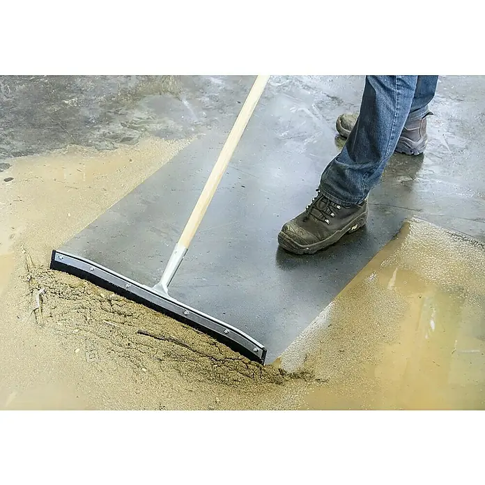 Heka Wasserschieber - Vollgummi, Länge: 60 cm - Bodenwischer mit Holzstiel und Gummilippe im Einsatz, um Schmutz und Wasser von einem Industrieboden zu entfernen, für eine saubere Arbeitsumgebung.