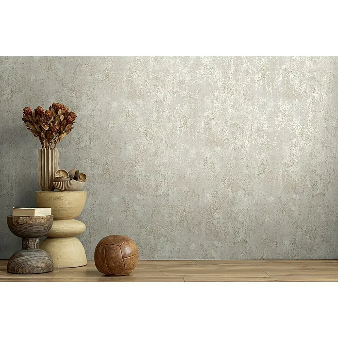 A.S. Création Metropolitan Stories Hot Spots Vliestapete Putzstruktur - Grau-Metallic-Weiß, Steinoptik, 10,05 x 0,53 m - Dekorative Inneneinrichtung mit Trockenblumen in einer geriffelten Vase auf einem Beistelltisch, Buch und Lederball für einen eleganten Look.