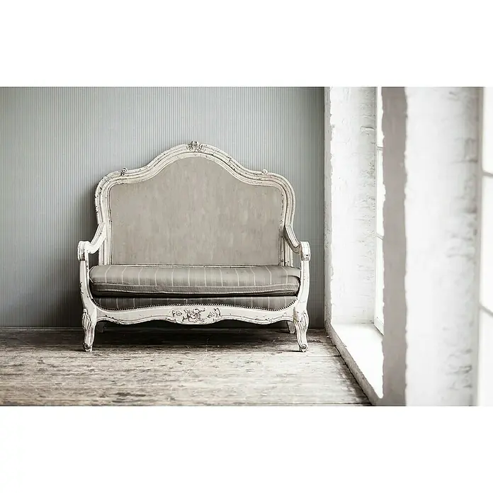 A.S. Création Maison Charme Vliestapete - Blau-Creme-Türkis, Streifen, 10,05 x 0,53 m - Elegantes Sofa mit grauem Bezug und weißem Rahmen. Das Möbelstück verleiht jedem Raum einen Hauch von Vintage-Charme.