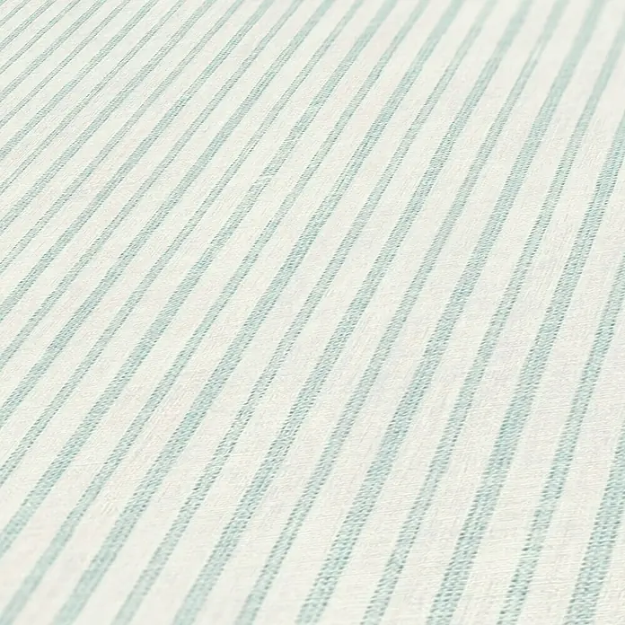 A.S. Création Maison Charme Vliestapete - Blau-Creme-Türkis, Streifen, 10,05 x 0,53 m - Nahaufnahme einer Textiltapete mit hellblauen Streifen auf beigem Grund, die eine entspannende und frische Atmosphäre schafft.