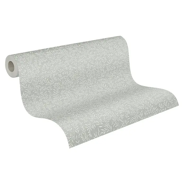 A.S. Création Maison Charme Vliestapete Ranken - Grau-Weiß, Floral, 10,05 x 0,53 m - Nahaufnahme einer Rolle mit elegantem, hellgrauem Tapetenmuster mit filigranen, weißen Blattmotiven für eine stilvolle Wandgestaltung.