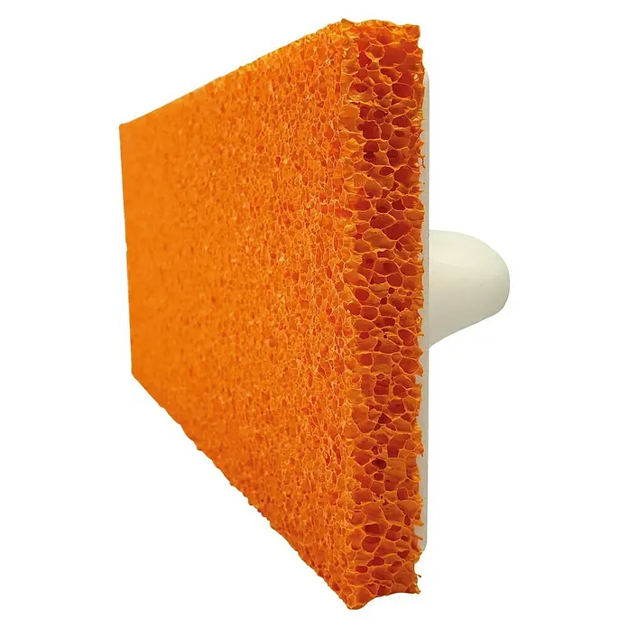 Heka Glättbrett - Schwammgummi, 24 x 12 cm - Detailaufnahme eines orangefarbenen Reinigungsschwamms mit unregelmäßiger Zellstruktur und einer weißen Halterung.