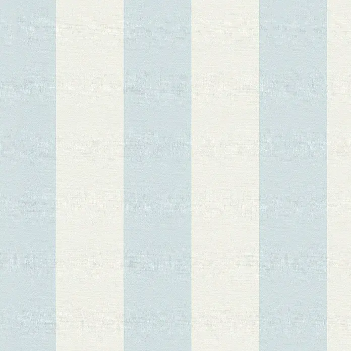 A.S. Création Maison Charme Vliestapete Blockstreifen - Blau-Weiß, Streifen, 10,05 x 0,53 m - Nahaufnahme einer gestreiften Tapete in blassblau und cremefarben, die eine ruhige und elegante Textur für die Wanddekoration bietet.
