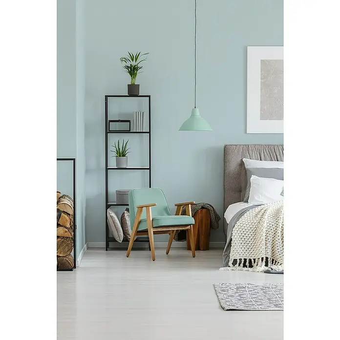 A.S. Création Maison Charme Vliestapete Punkte - Pastellblau-Weiß, Grafisch, 10,05 x 0,53 m - Helles Schlafzimmer mit mintfarbenem Sessel und einer Regaleinheit mit Pflanzen, Büchern und Dekoartikeln, die eine beruhigende Atmosphäre schaffen.