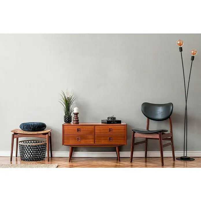 A.S. Création Maison Charme Vliestapete Kleinmuster - Grau-Weiß, Uni, 10,05 x 0,53 m - Wohnzimmerdekoration mit einer vintage Kommode, einem Hocker mit Korb, einem Stuhl und einer Stehlampe. Das Arrangement erzeugt eine gemütliche Atmosphäre.