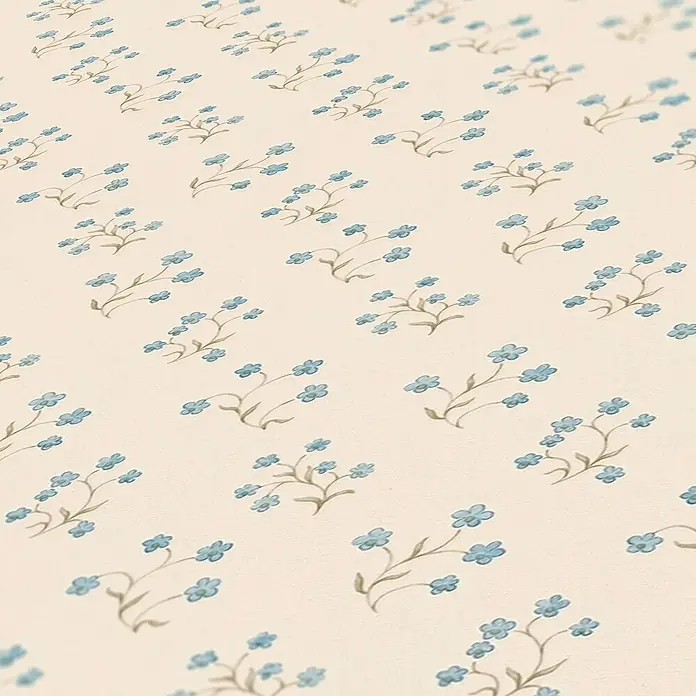 A.S. Création Maison Charme Vliestapete Blümchen - Blau-Creme-Grau, Floral, 10,05 x 0,53 m - Bezauberndes Muster mit zarten blauen Vergissmeinnicht-Blüten, die auf einem sanften, hellen Hintergrund aufgereiht sind. Perfekt für elegante Akzente.