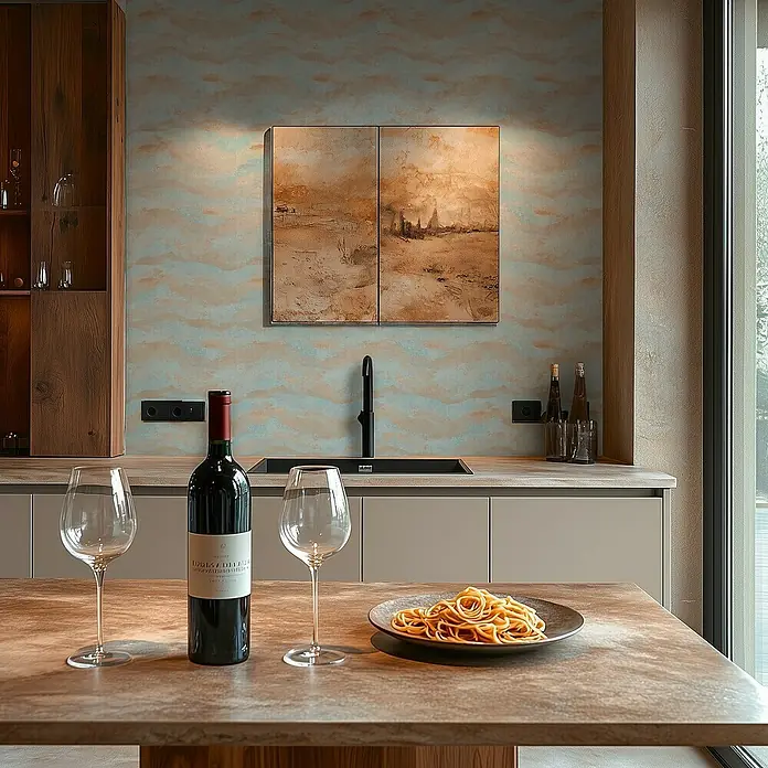 A.S. Création Metropolitan Stories Hot Spots Vliestapete Wellengrafik - Hellblau-Braun-Metallic, Wellen, 10,05 x 0,53 m - Stillleben mit einer Flasche Rotwein und Spaghetti auf einem Küchentisch, umgeben von Gläsern für ein stimmungsvolles Abendessen.