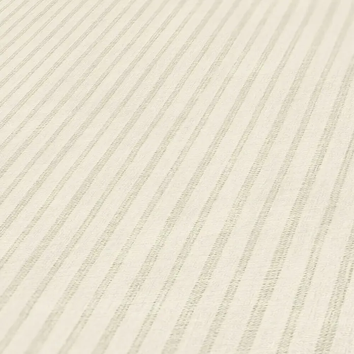A.S. Création Maison Charme Vliestapete - Grau-Weiß, Streifen, 10,05 x 0,53 m - Ein detailliertes Bild zeigt die Textur einer hellen, gestreiften Tapete, die sich ideal für moderne Innenräume eignet.