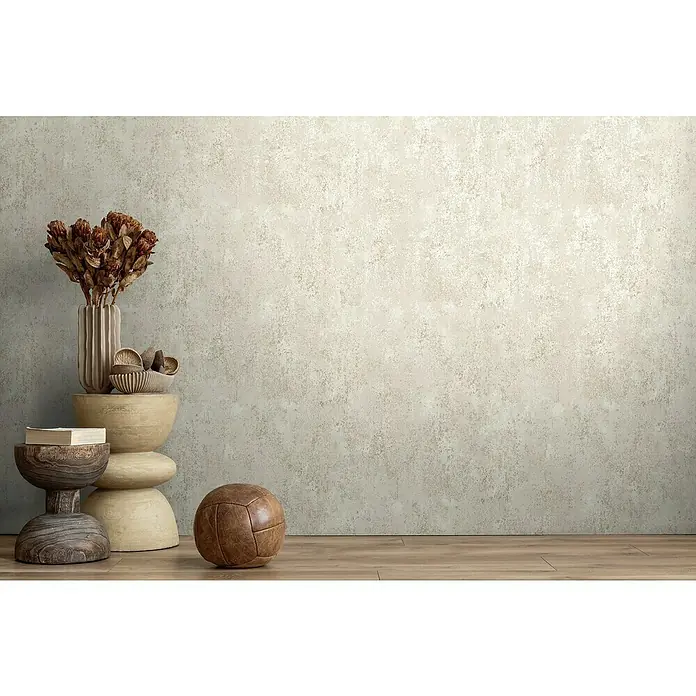 A.S. Création Metropolitan Stories Hot Spots Vliestapete Putzstruktur - Beige-Creme-Grau, Steinoptik, 10,05 x 0,53 m - Einrichtungselemente wie Vase, Trockenblumen, Schale und Ball auf Holz- und Beistelltischen, die ein stilvolles Ambiente kreieren.
